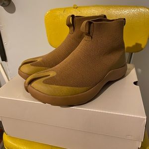 Tabi shoes Denmark. Wood fiber upper, sugar cane based outsole. Socks included.